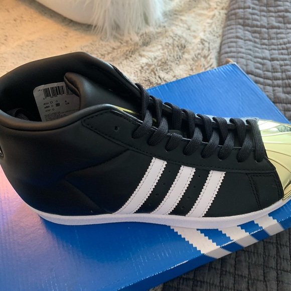 Women’s adidas size 6 gold shell toe. Black with white stripes. New in box - Picture 3 of 4